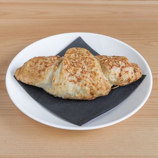 Кроасан с шунка и гауда