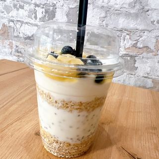 Закуска в чаша с боровинки и банан