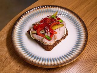 Брускетта з ростбіфом та печеним перцем (150g)