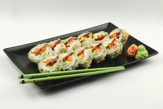 412. Futomaki tempurizado de salmón/atun/gambas (10 piezas)