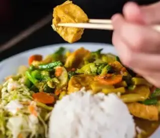 Tofu w żółtym sosie curry