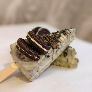 Парче торта на клечка - шоколад орео