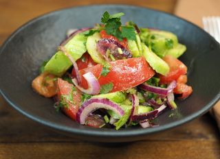 კიტრი-პომიდვრის სალათი