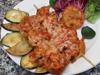 Brocheta De Pasta Pollo Y Pato