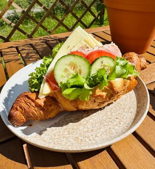 Croissant z szynką i serem (150g)