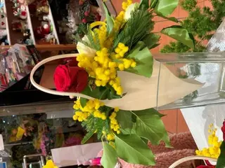 Borsina con Rosa Rossa confezionata con Mimosa