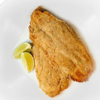 ración de pescado empanado