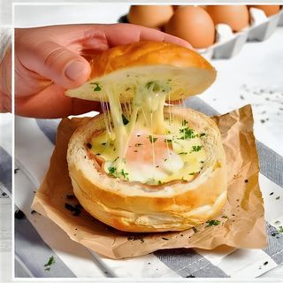 Chifle cu oua ochiuri si branza ceddar