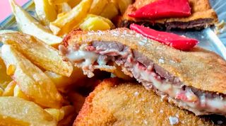 Cachopo De Jamón Ibérico Y Queso Con Patatas