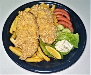 Komplet obrok - pohovano pileće belo u susamu