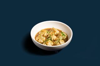 Мини-хинкали с говядиной в пряном соусе