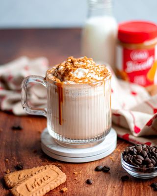 Горещо мляко с бисквити