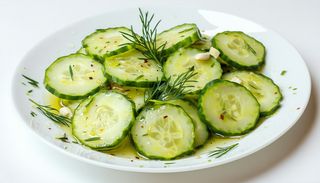 Salata Castraveti cruzi cu usturoi si marar      150 gr