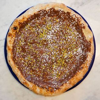Pizza con Nutella e granella di pistacchi