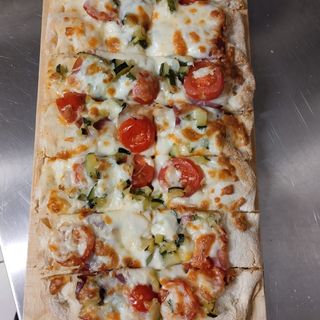 Pinsa zucchine pachino speck mozzarella 