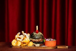 Burger dublu din carne de urs