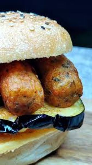 Pane con crocchè e melanzane