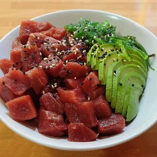 401. Poké bowl de atún