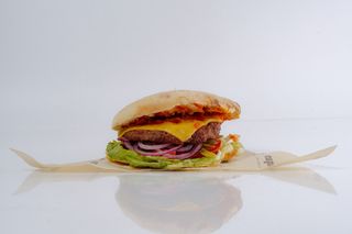 Бургер с телячьей котлетой (390 г)