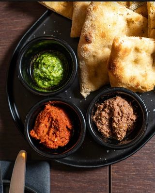 Focaccia con tris di pesti