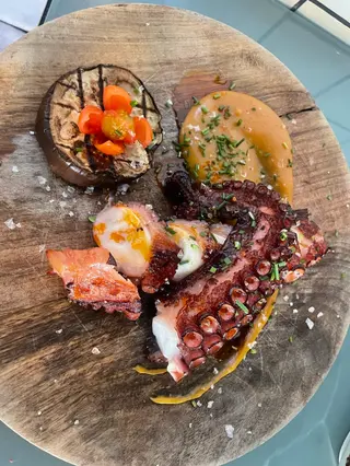 Pulpo a la brasa con revolcona cremosa 