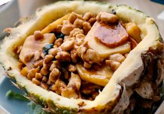 Pollo in guscio d'ananas