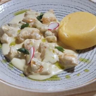 Piept de pui cu smantana si mamaliguta