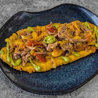 Patacón Con Guacamole Y Carne