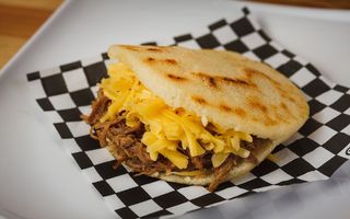 Arepa Pelua Y Bebida