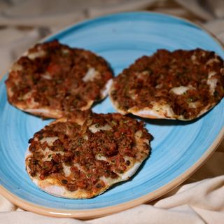 ლაჰმაჯუნი (პატარა) პორციაში 1 ცალი