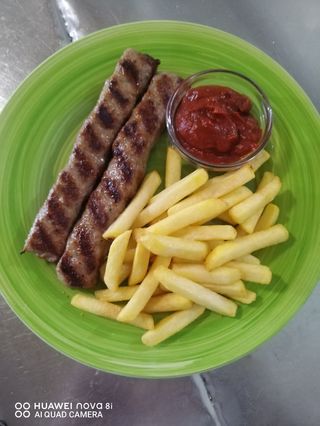 Кебапчета с гарнитура пържени картофи и лютеница (2 бр)