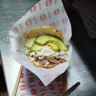 AREPA DE PATA QUESO Y AGUACATE