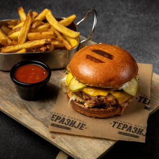 Burger sa prasećim rebrima