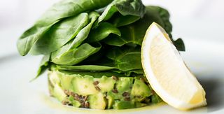 Тартар з авокадо зі шпинатом і сиром буко