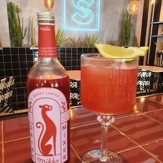 Limonada de frutos rojos (fruta real)