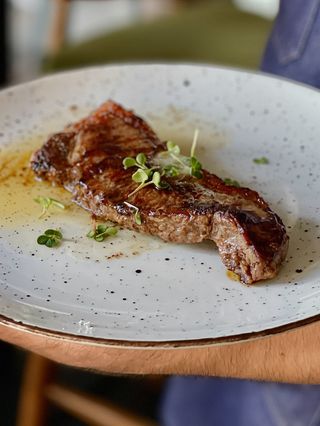 New York strip natur sa smeđim puterom