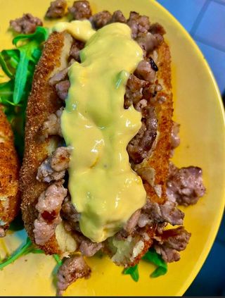 Crocche con salsiccia e fonduta