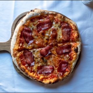 Pizza con Bacon al Horno de Leña 