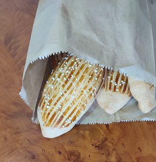 Pogača i masline (Zeytinli poğaça)