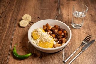 Tigaie de purcel grăsuț cu mămăliguță