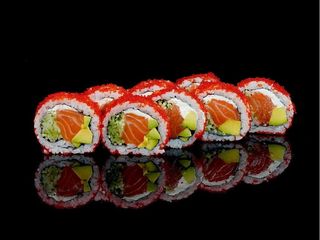 California z łososiem w tobiko 8 szt.