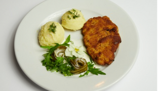 Tradycyjny kotlet schabowy z puree i mizerią