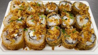 A28 - California de Peixe Frito e Maki Frito com Salmao, Decorado com Cebola Frita (15 un.)