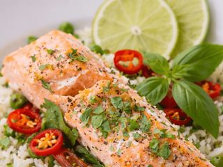 Pieczony filet  z łososia na szpinaku, ziemniaki, surówka