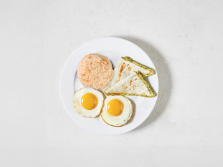 Сніданок з лавашем та сиром, яєчнею та квашеною капустою