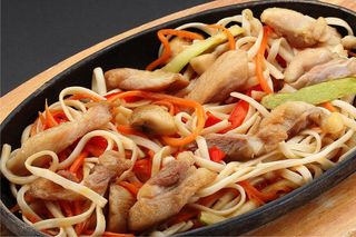 Udon cu carne de pui