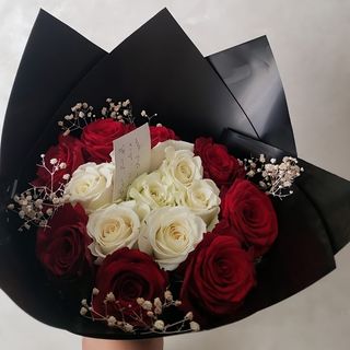15 fleurs rouges et blanches