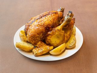 1 pollo a l'ast con patatas Caliu asadas