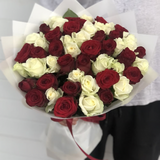 Bouquet de 100 Roses Rouges et Blanches