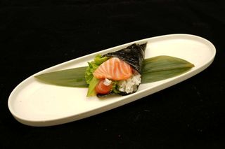 22. Temaki salmone
